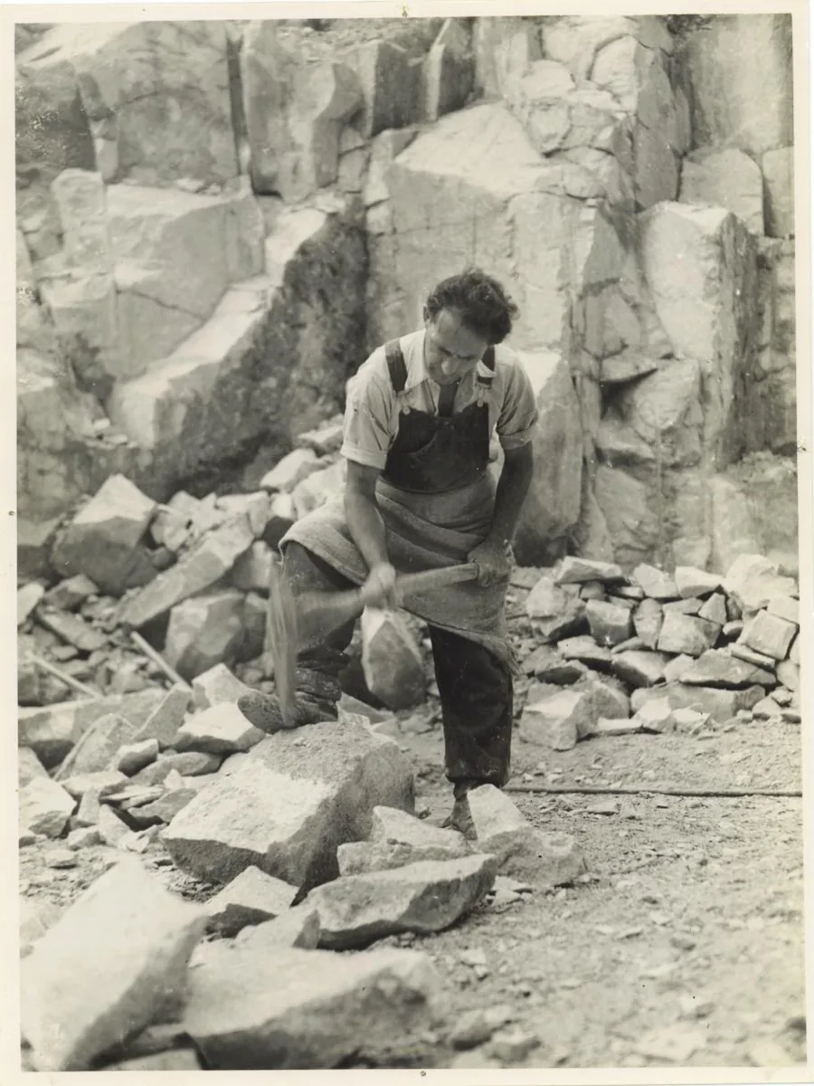 Jean-Marie Charvolin, deuxième génération, sur un chantier de restauration