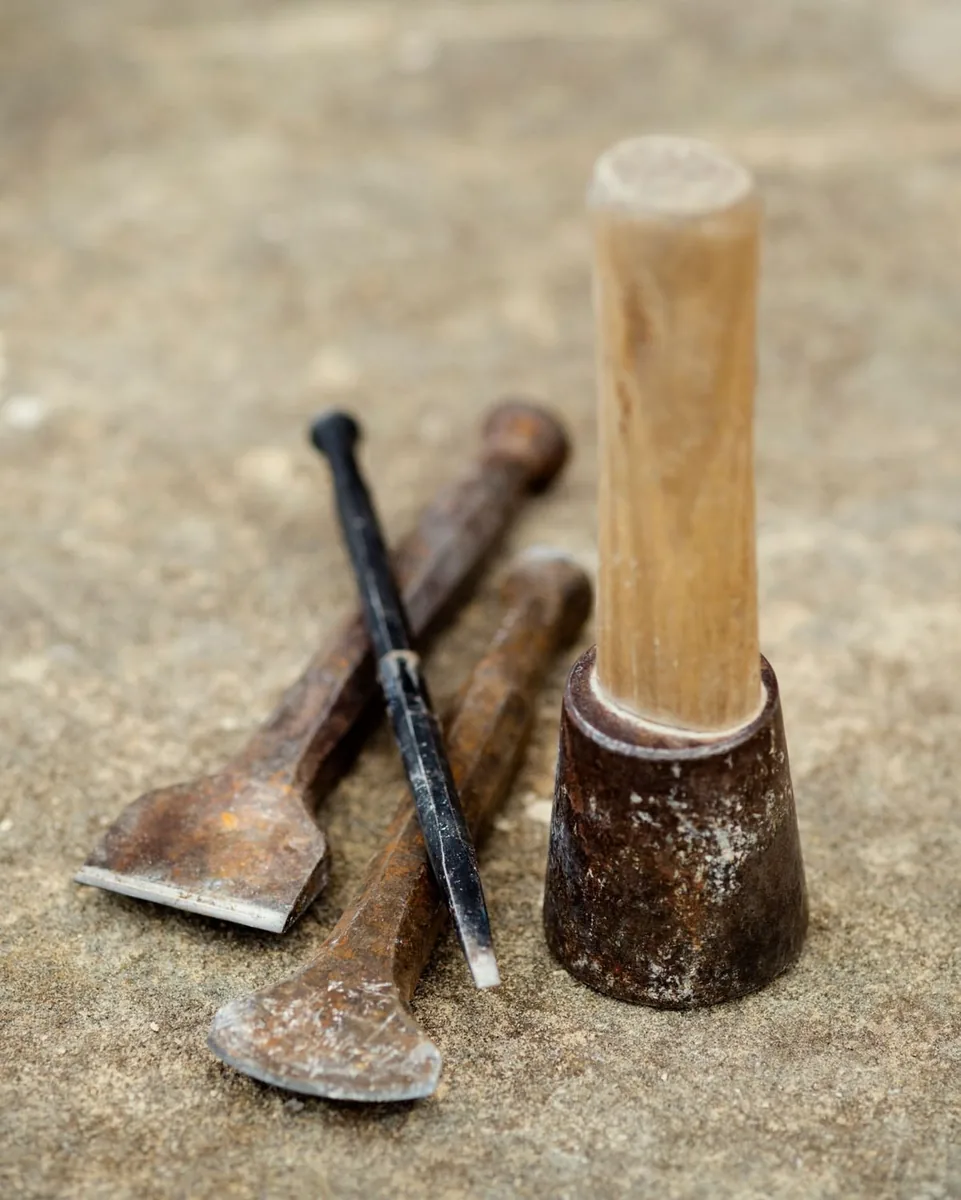 Outils traditionnels de taille de pierre — têtu, laye, ciseaux, chasses