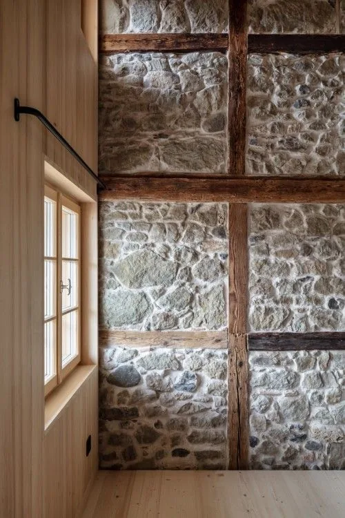 Grange transformée en chambres d'hôtes à Saint-Pal-de-Mons — pierre apparente