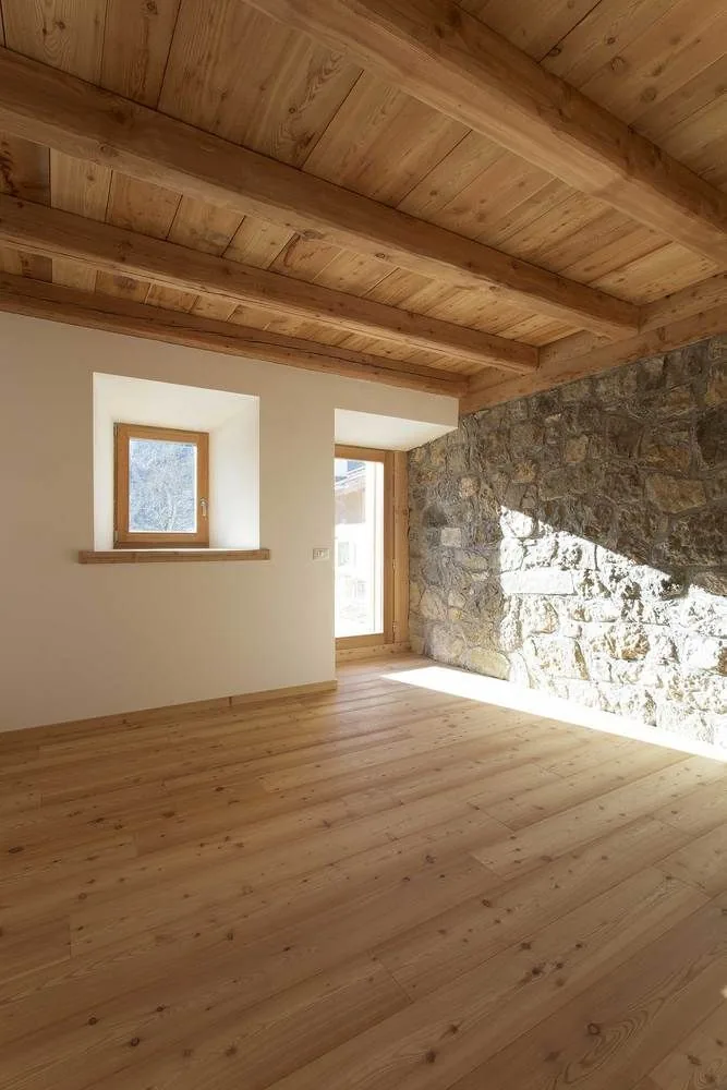 Mur sud d'une maison familiale repris à la chaux après dépose d'un enduit ciment