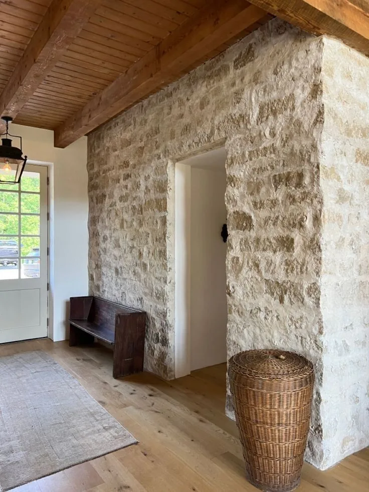 Lavoir communal du XIXème reconstitué en pierre du Velay